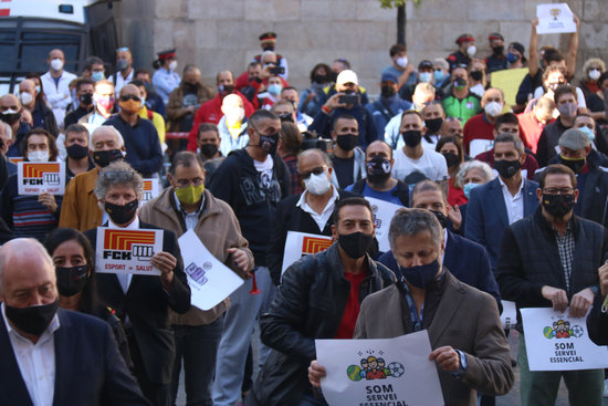 A sports sector protest against Covid-19 restrictions in Barcelona on November 11, 2020, with people holding signs claiming sport to be “an essential service” (by Mariona Puig)